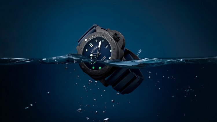 Luminor庐米诺Marina Militare腕表，配备夜光表盘，适合水下使用。