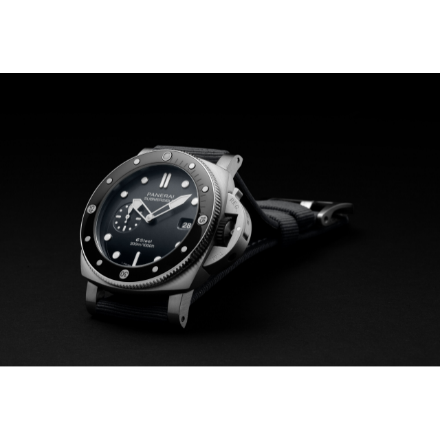 PANERAI Submersible潜行系列QuarantaQuattro eSteel™ Grigio Roccia腕表 PAM01288 Detail 2