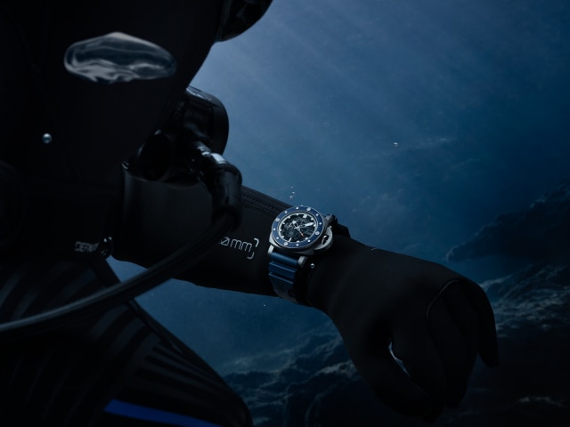 PANERAI Submersible GMT PAM01495 Detail 