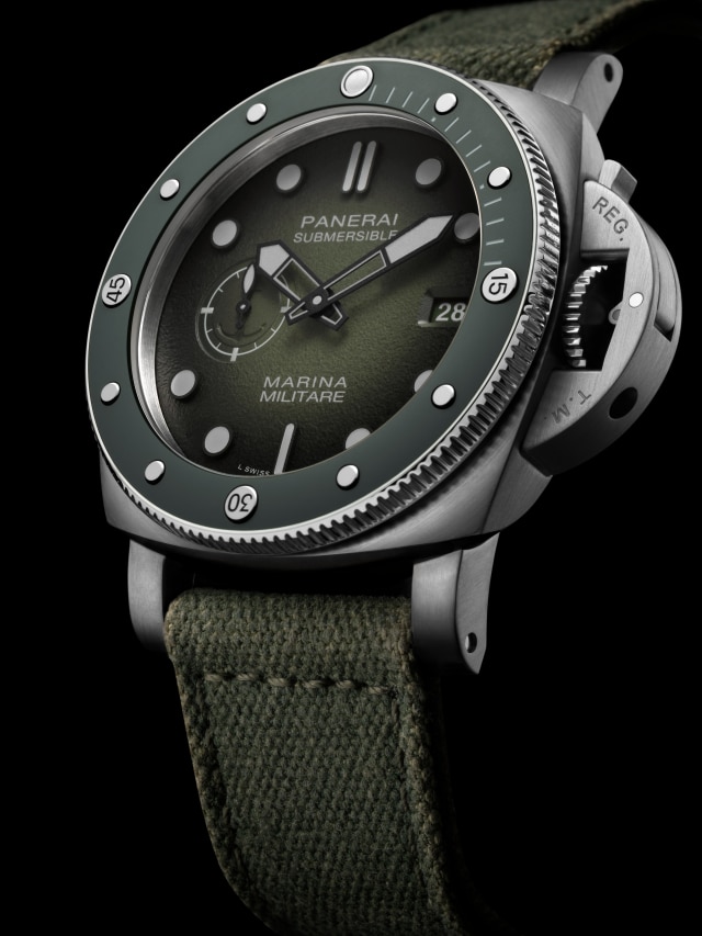PANERAI Submersible Marina Militare PAM01697 Detail 