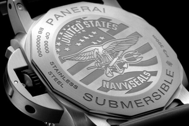PANERAI Submersible Navy SEALs GMT PAM01323 Detail 