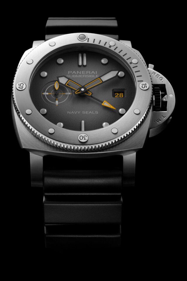 PANERAI Submersible Navy SEALs GMT PAM01323 Detail 