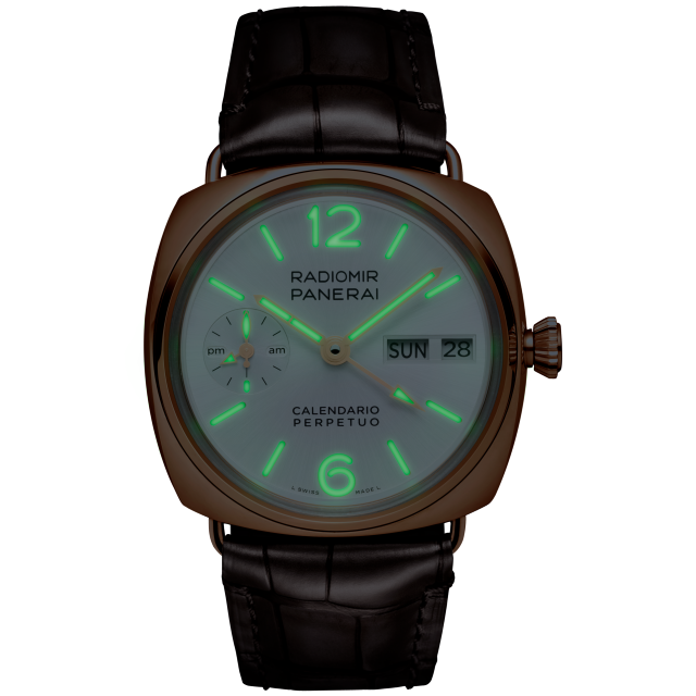 PANERAI Radiomir镭得米尔GMT Goldtech™万年历腕表 PAM01453 Night view