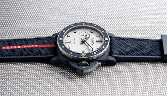 PANERAI Submersible Luna Rossa PAM01543 Detail 